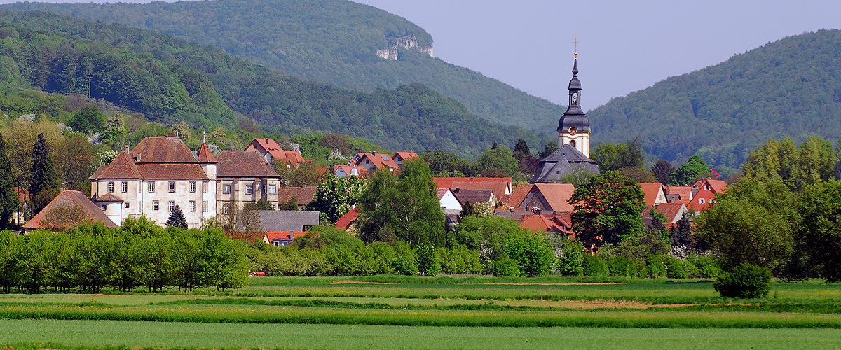 Die Kirche von Pretzfeld mit dem Schloß, im Hintergrund der Röthelfels